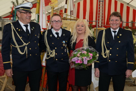 v. li.: P. Naphausen, König E. Schyma, Königin Renee; Manfred Derix Niederkr-13-Vogelschuß-2-Thron
