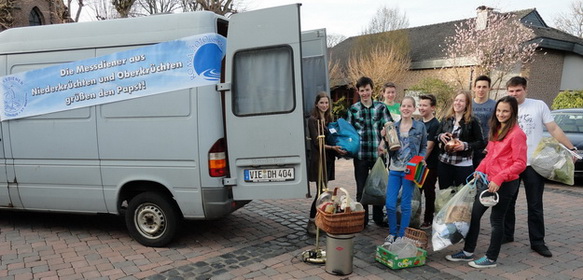 Meßdiener bei der Arbeit Messdiener-Wertstoffsammlung-2014