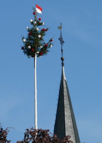 Über allem wacht die Kirche und der Königsmaien ! OK-Kirmes-01-Königsmaien